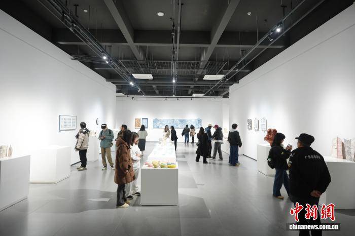 “Z世代”大学生国际陶艺竞赛作品展景德镇开幕 超百件作品展出