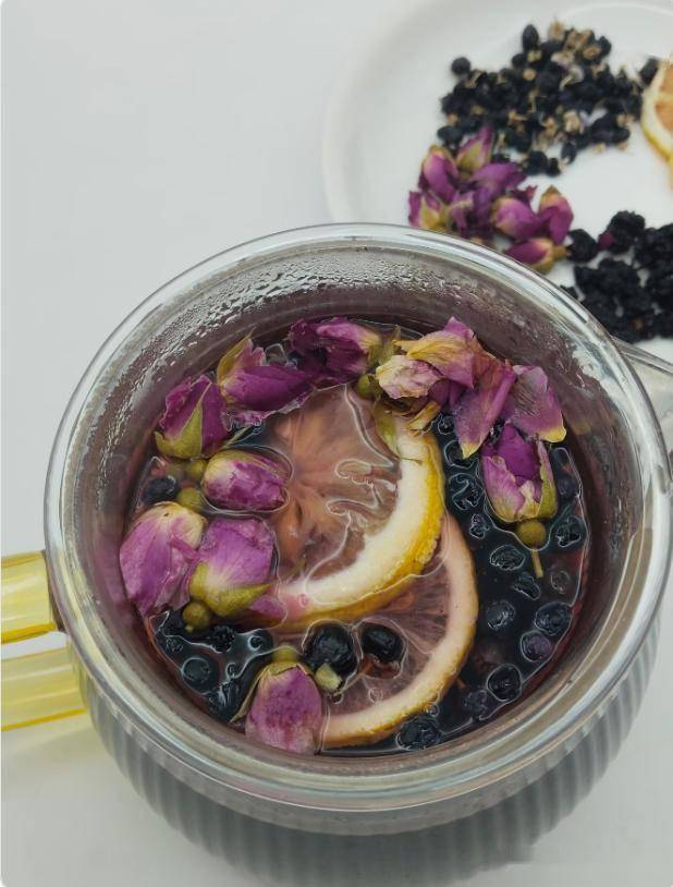 它是“天然花青素”，有空喝一次，补血养颜显年轻，不化妆也好看