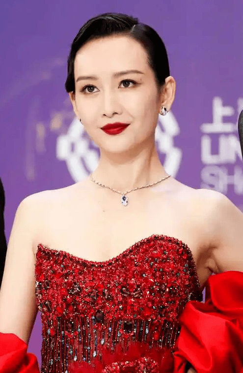 “汪曼春”王鸥写真美爆了！珠圆玉润魔鬼身材性感火辣