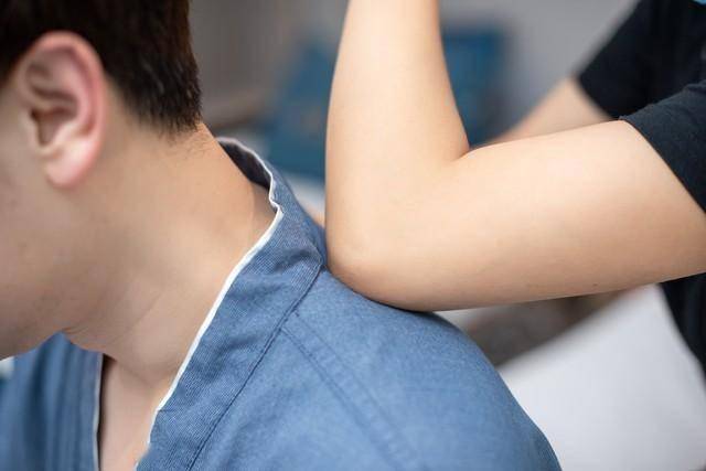 肩痛抬臂难？4种药从抗炎到松肌肉，帮你解冻五十肩，选对才有效