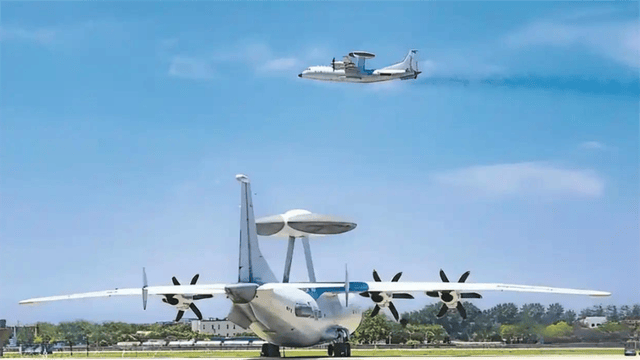 东海之上，“不速之客”挂弹来袭！中国战机逼近百米对峙20分钟