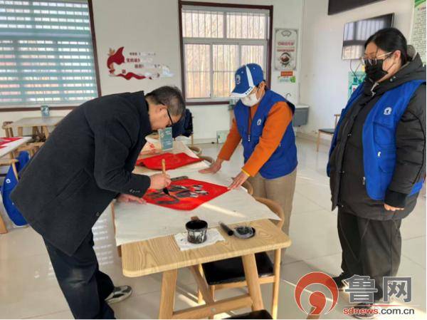 【新时代文明实践】胶州市开展“夕阳无限好，字画暖人心”志愿服务活动