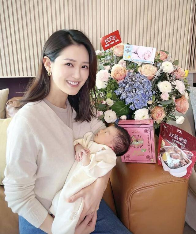 TVB恩爱夫妻为儿子庆祝满月！晒写真照被赞可爱，二人有意生三胎