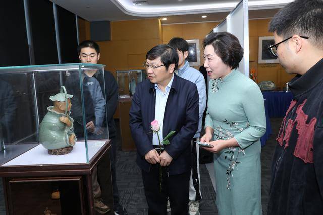 师承匠心传递 非遗汝瓷新生！非遗陶艺师生作品展在龙子湖智慧岛开幕