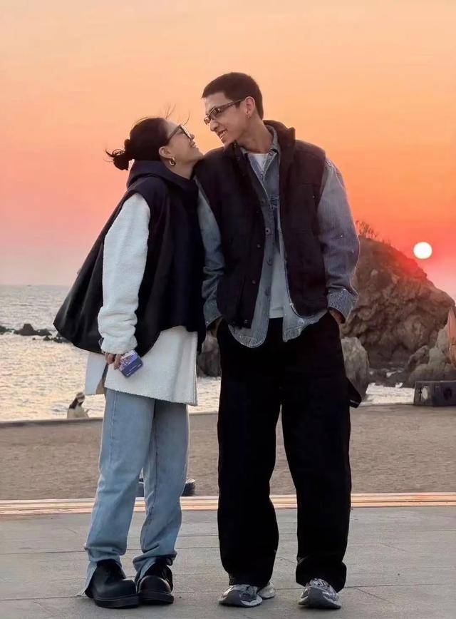 李嘉格携男友日本度假，溜肩驼背、又矮又土，牵男友手被嘲像母子