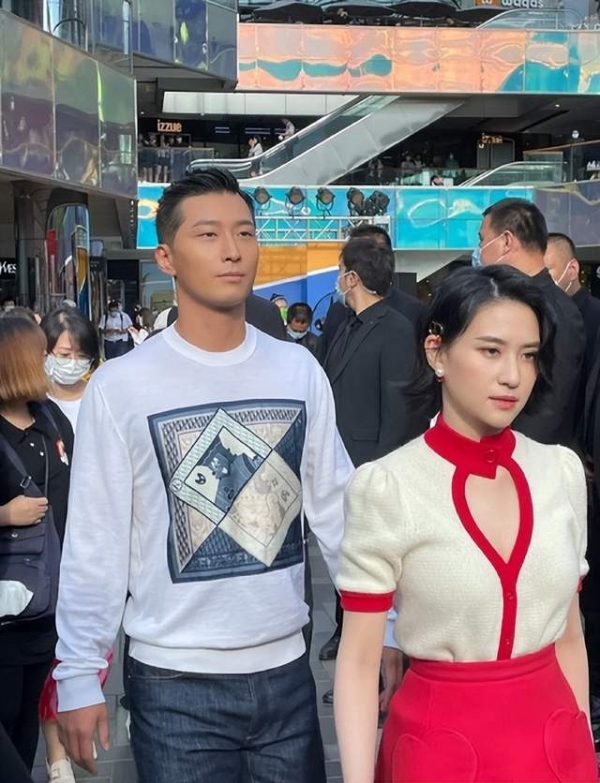 窦骁37岁生日，何超莲穿青蛙服辟谣离婚，细看合照糖点可不少？