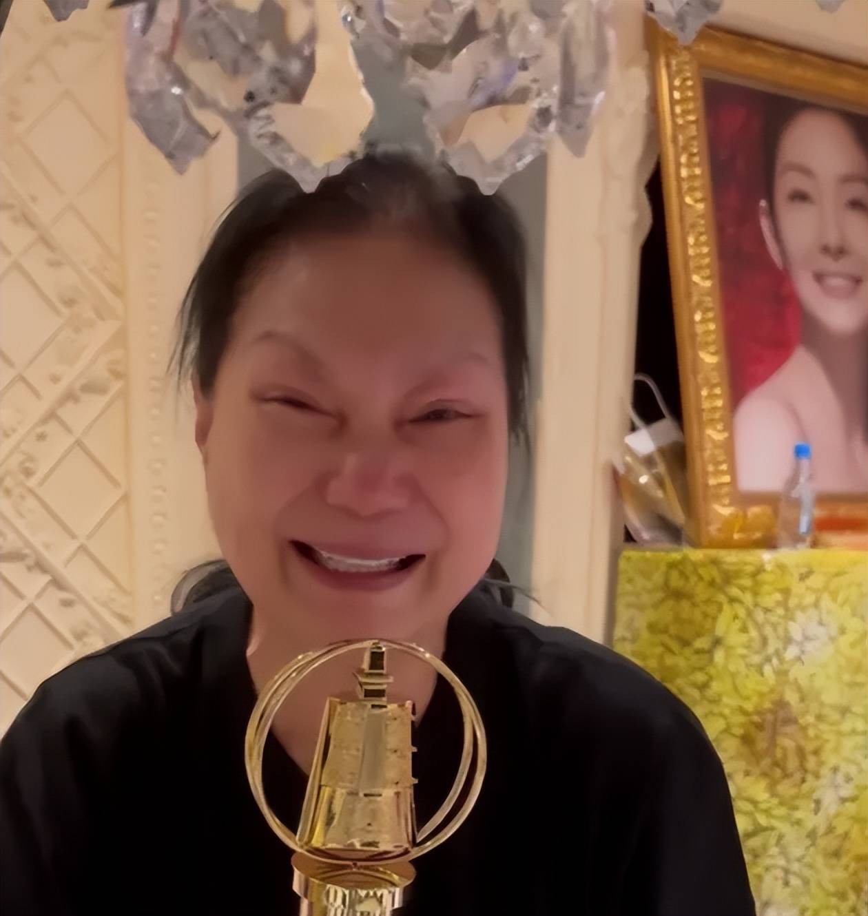 原创            S妈手捧金钟奖落泪！家中大S遗像疑曝光，相框旁放杂物惹争议