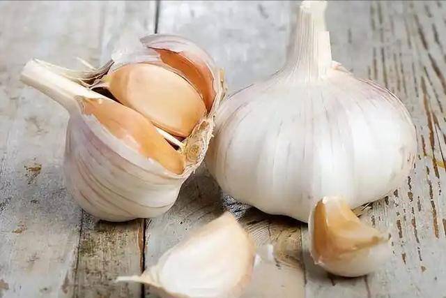 大蒜是尿酸的杀手？医生提醒：想要肾脏健康，这5种蔬菜要少吃