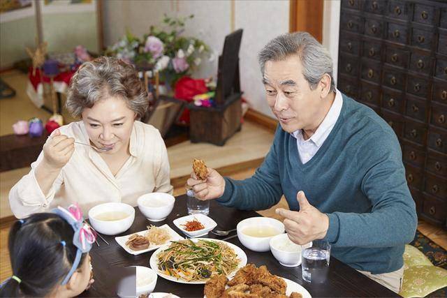 “晚饭七分饱” 出错了? 医生：老人69岁后，吃饭尽量要做到这7点