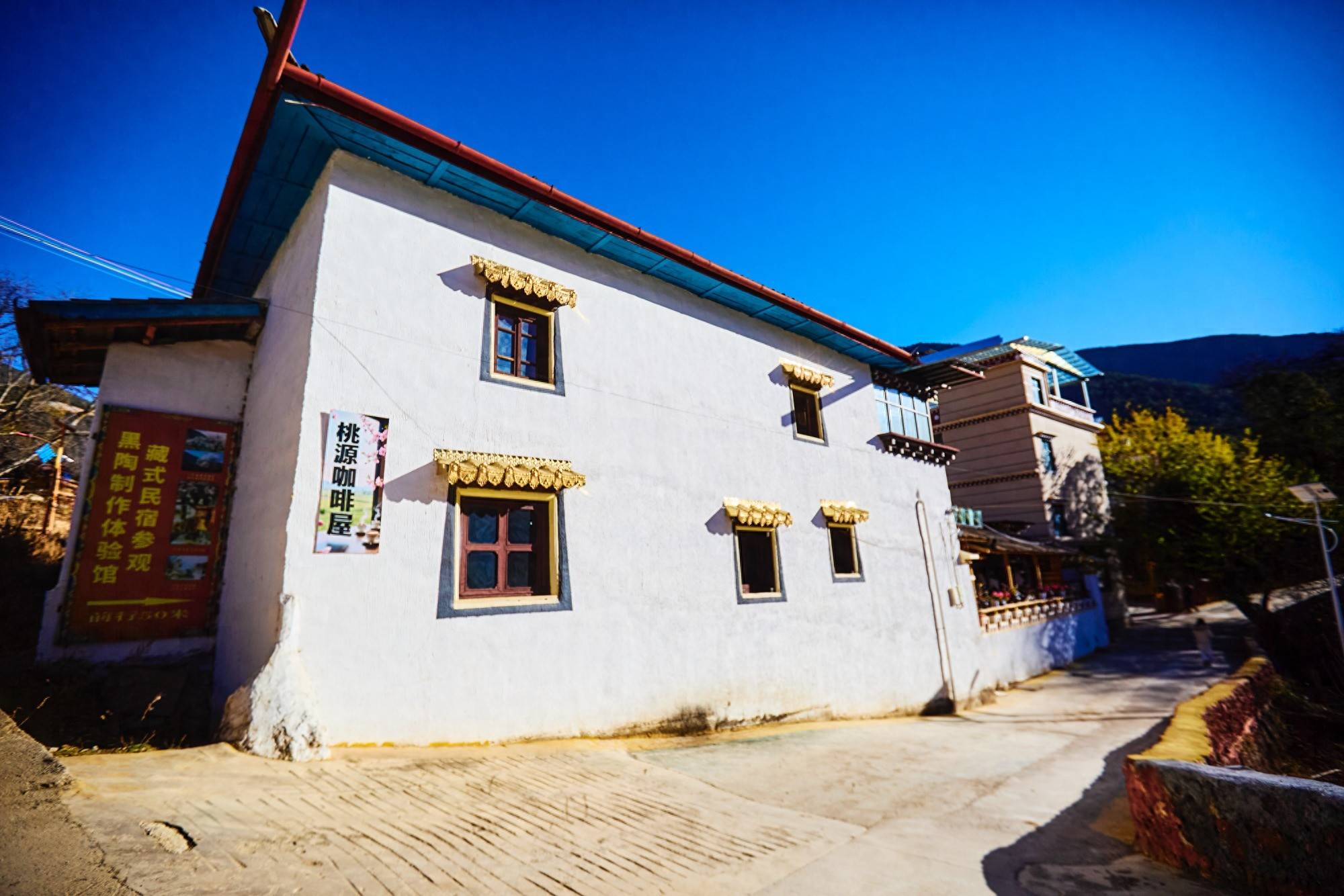 原创            香格里拉尼西乡汤堆村，寻着茶马古道印记，探秘被黑陶守护的村庄