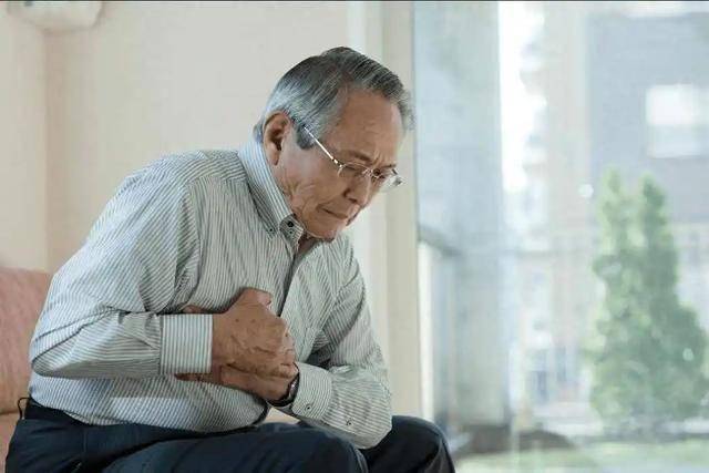 冬至那天，冠心病患者牢记：早上宁可躺着玩手机，也不要做这4事