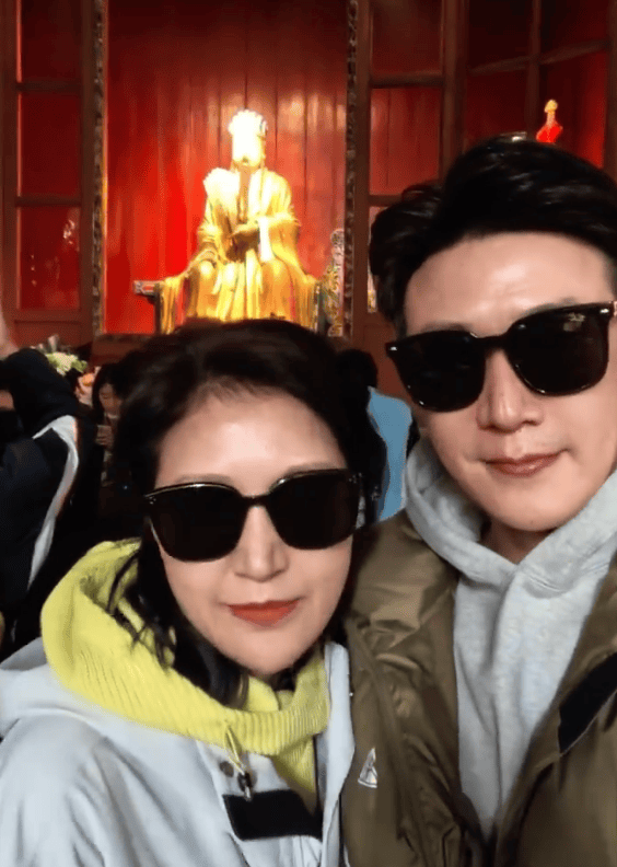 陆毅带妻子参观武侯祠 发文感慨：盛世如诸葛亮所愿