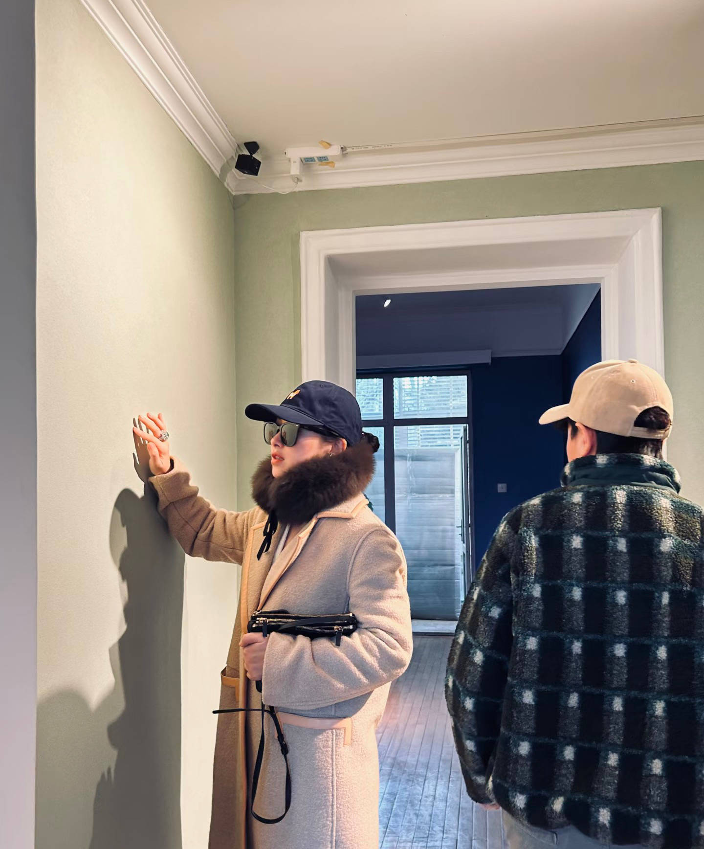 朱珠又办艺术展，亲自盯进度布置展厅，穿12w豹纹大衣素颜也很美