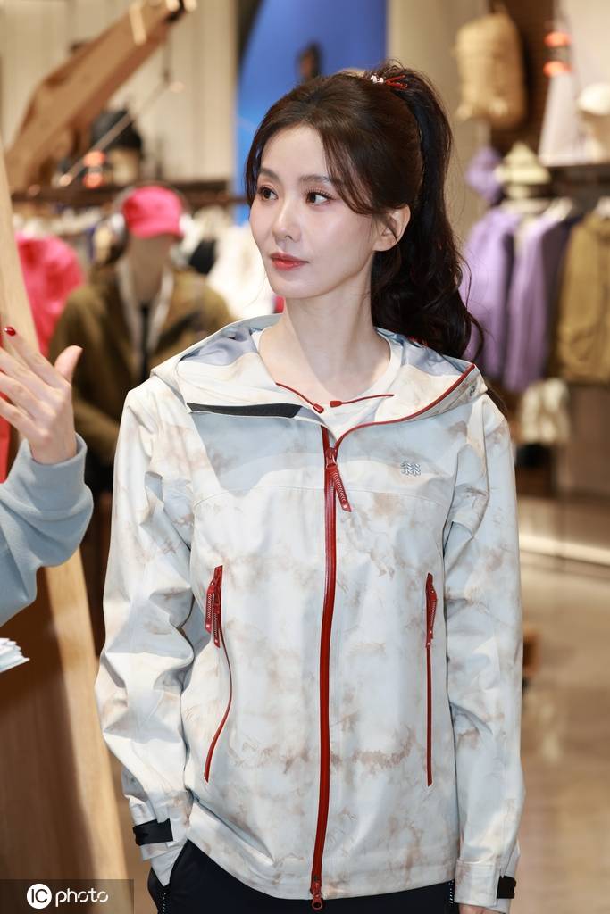 刘诗诗深圳出席品牌活动 高马尾造型青春女大