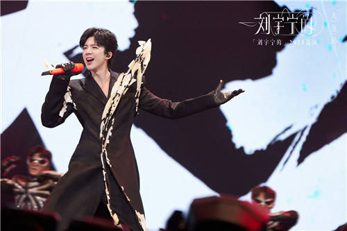 刘宇宁大连演唱会落幕：任贤齐现场暖心力挺！