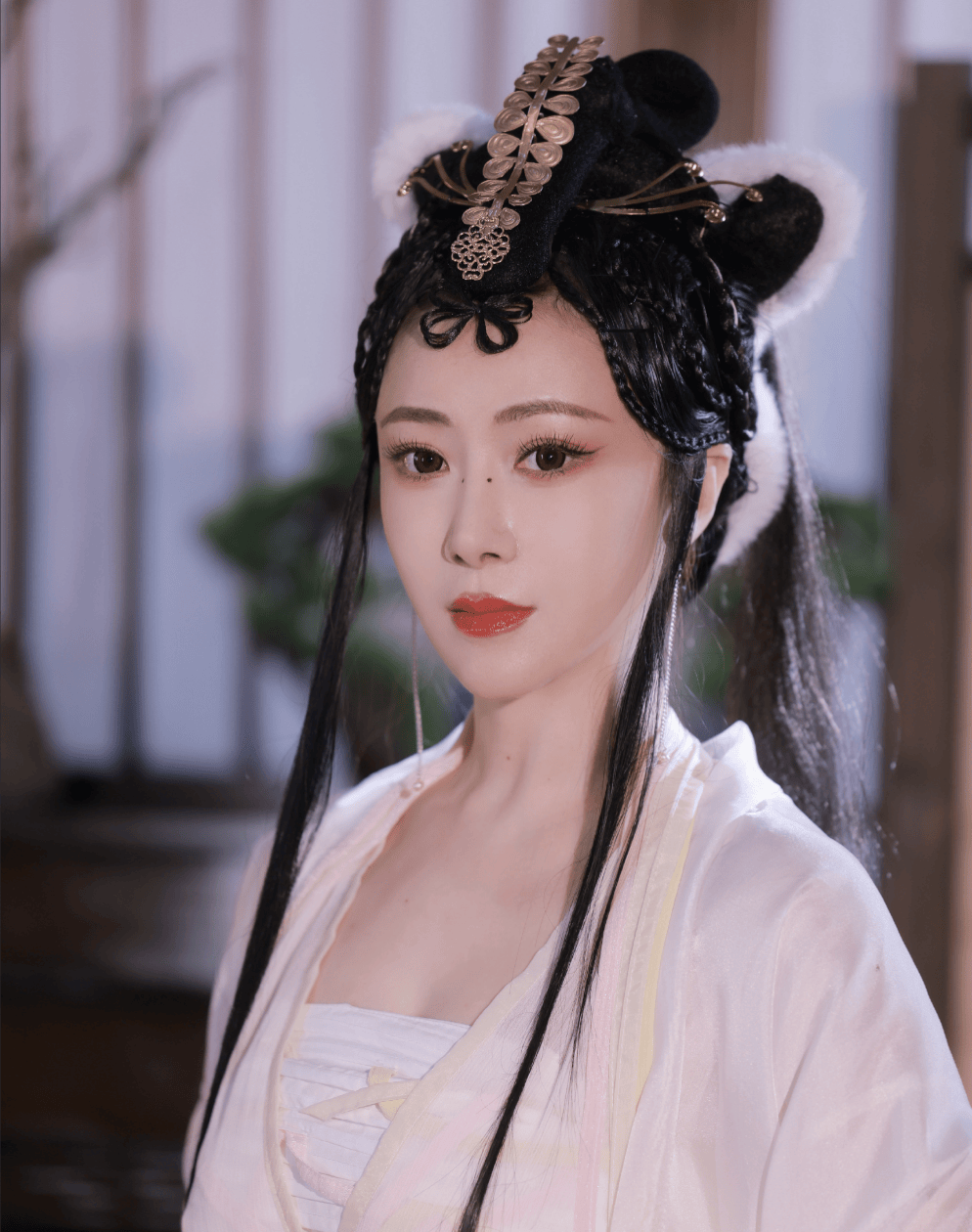 陈紫函复刻12年前白兰瑛造型 神态娇俏重现角色韵味