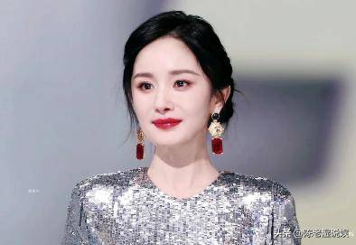 原创            红毯秒变菜市场！穿秋裤摔跤，瘦成竹杆儿，还有人成“背锅侠”