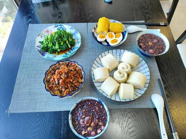 老两口的早餐，简单热乎又养生，网友：香！