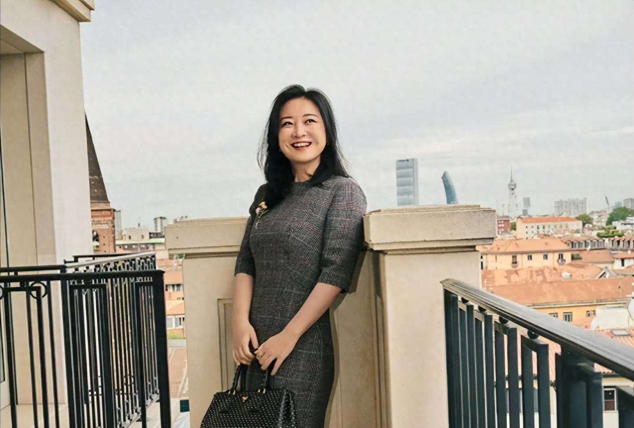 原创            拒绝上春晚、解散公司、淡出综艺，43岁贾玲这一年变化惊人