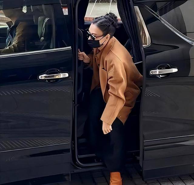 原创            张柏芝庭审崩溃大哭！叫喊不公平，所有东西都是假的，法官安抚她