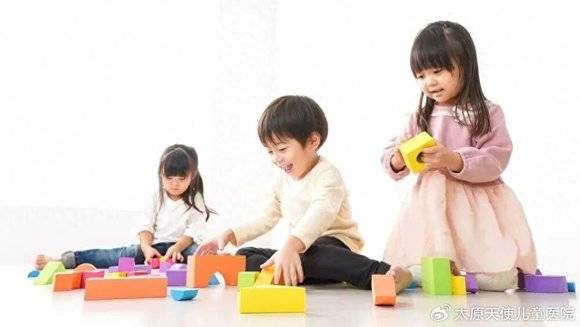 在家是“话痨”，出门就“静音”？4岁娃的反差，不是内向是病！