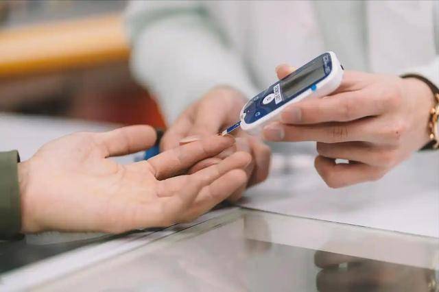 糖尿病严重的6个身体预警！只要出现1个就该重视起来，尽快检查