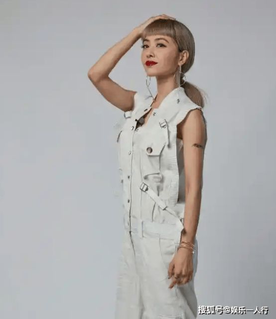 蔡依林迪拜生图引爆热议，高清棚拍写真，这脚踝细节，是仙女本仙了吧！