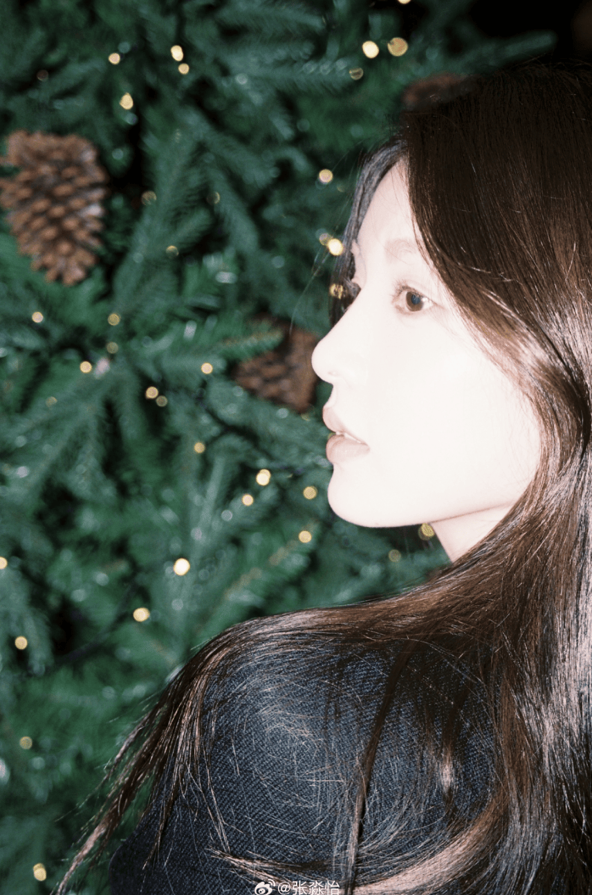 张淼怡与玩偶互动可爱俏皮 侧脸线条柔和舒展