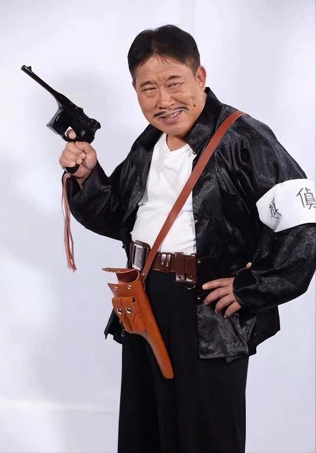 原创            他因嘴歪演了半辈子坏人，令人想不到的是，他女儿是我们熟悉的她