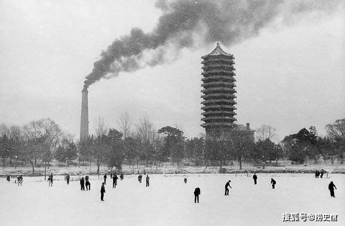 老照片：1957年的北京：古玩店窗外惊奇的脸，路边看小人书的孩子，欢乐滑冰的人们