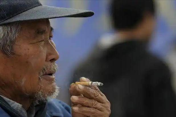 老年人要戒烟吗？医生直言：过了61岁以后，戒烟牢记2做3不做！