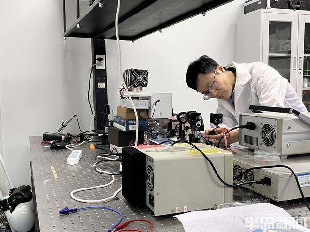 青岛故事｜16年3000炉，烧出领先世界的“透明陶瓷”！青岛大学科研团队研制出高性能透明电光陶瓷