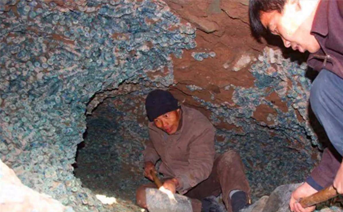 2016年，陕西老农挖出地下金库，获半吨古币，专家：价值上亿