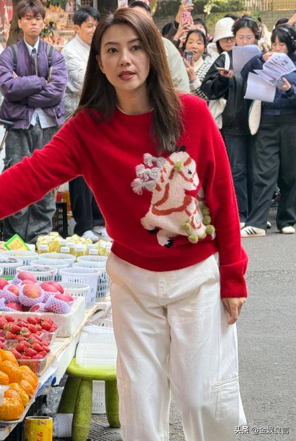 原创            高圆圆现身四川菜场，生图又瘦又美颈纹抢镜，张大嘴吃锅盔接地气