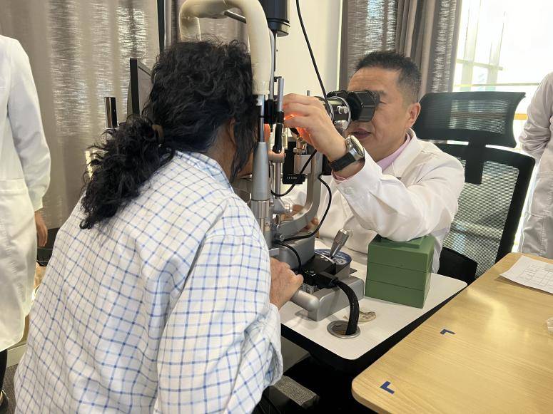 63岁阿姨熬夜后突发失明，戴超院长24小时急救力挽视力