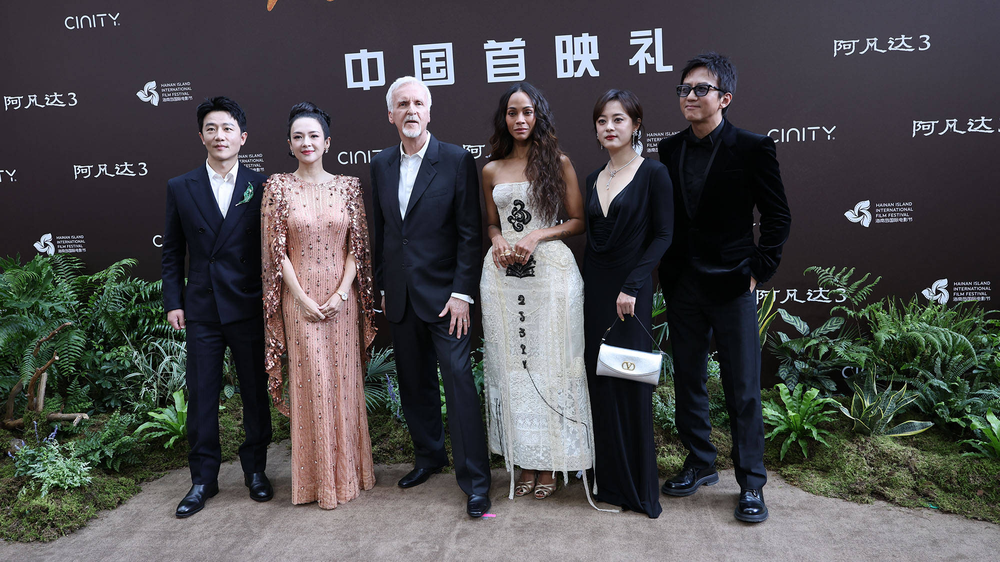 《阿凡达：火与烬》举办中国首映礼 卡梅隆携章子怡邓超孙俪亮相