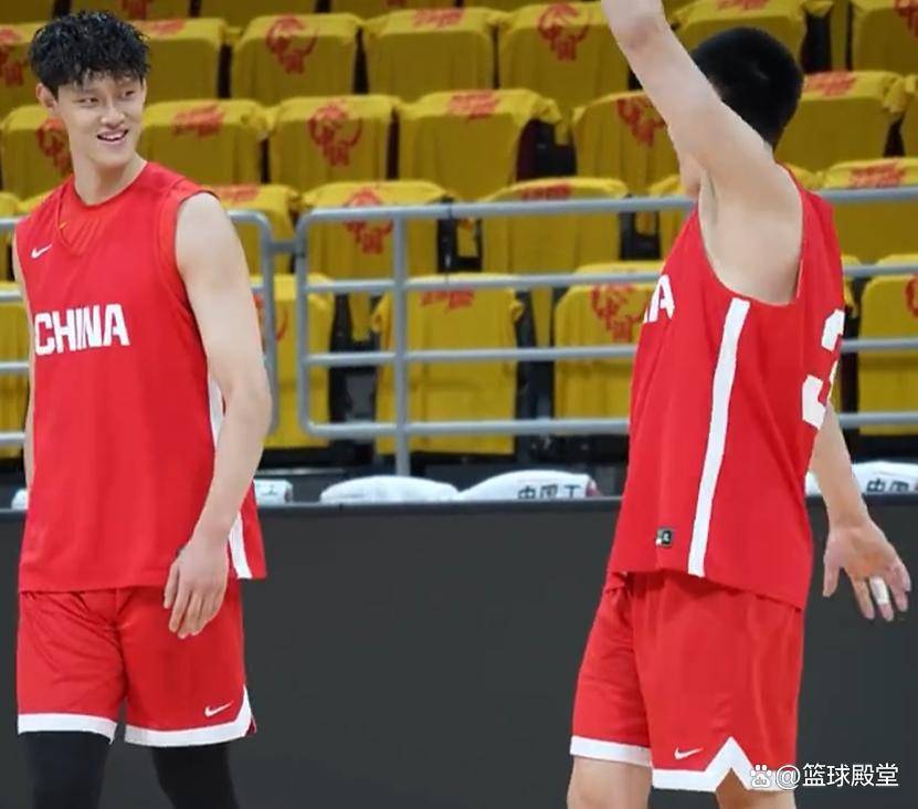 原创            踩场训练曾凡博与胡明轩又黏在一起了！好磕啊！