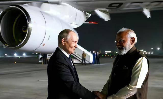 印方盛情接待，普京出席晚宴前，突然通告中国，给中俄印关系定调