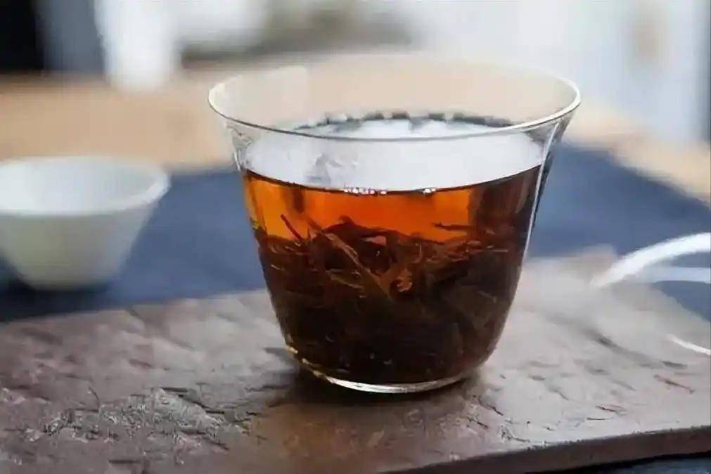 原创            睡前那杯浓茶，真的在“养人”吗？医生提醒：这4种不适，很多人正在承受