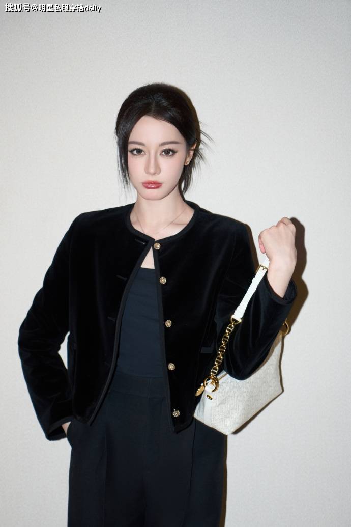 迪丽热巴的美貌还是太突出了！黑色系穿搭好高级，清冷艺术感女神