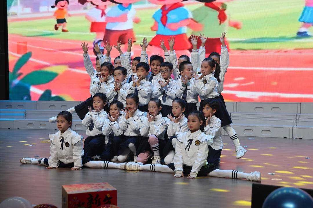 东营市春晖小学银河校区创新年会艺术素养展演精彩上演