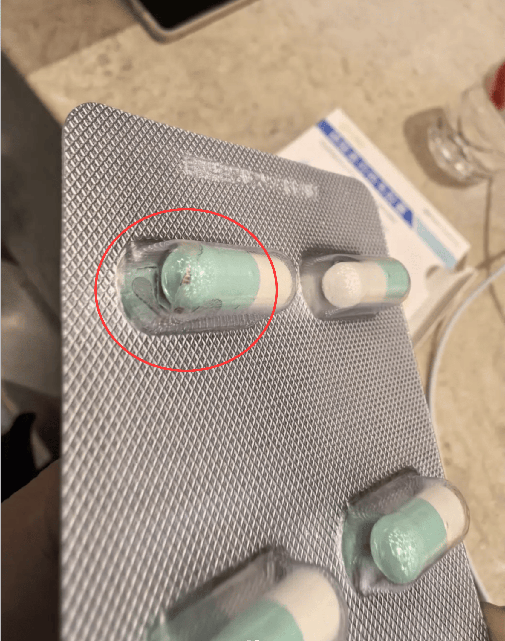 武汉一市民购奥司他韦胶囊，泡罩内现完整飞虫，药房：属实，已换货