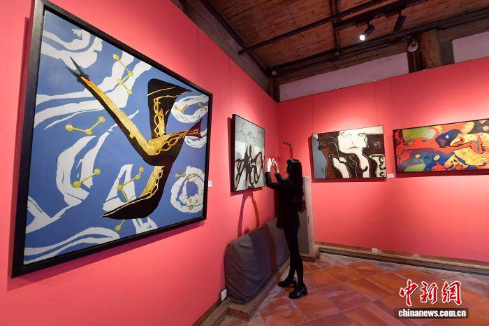 “砂漏·陈立德漆画艺术展”在福州开展