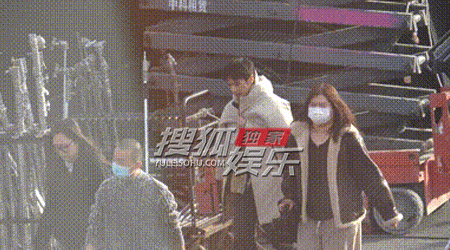 白宇现身艺术区忙工作 寒风中皱眉故事感拉满