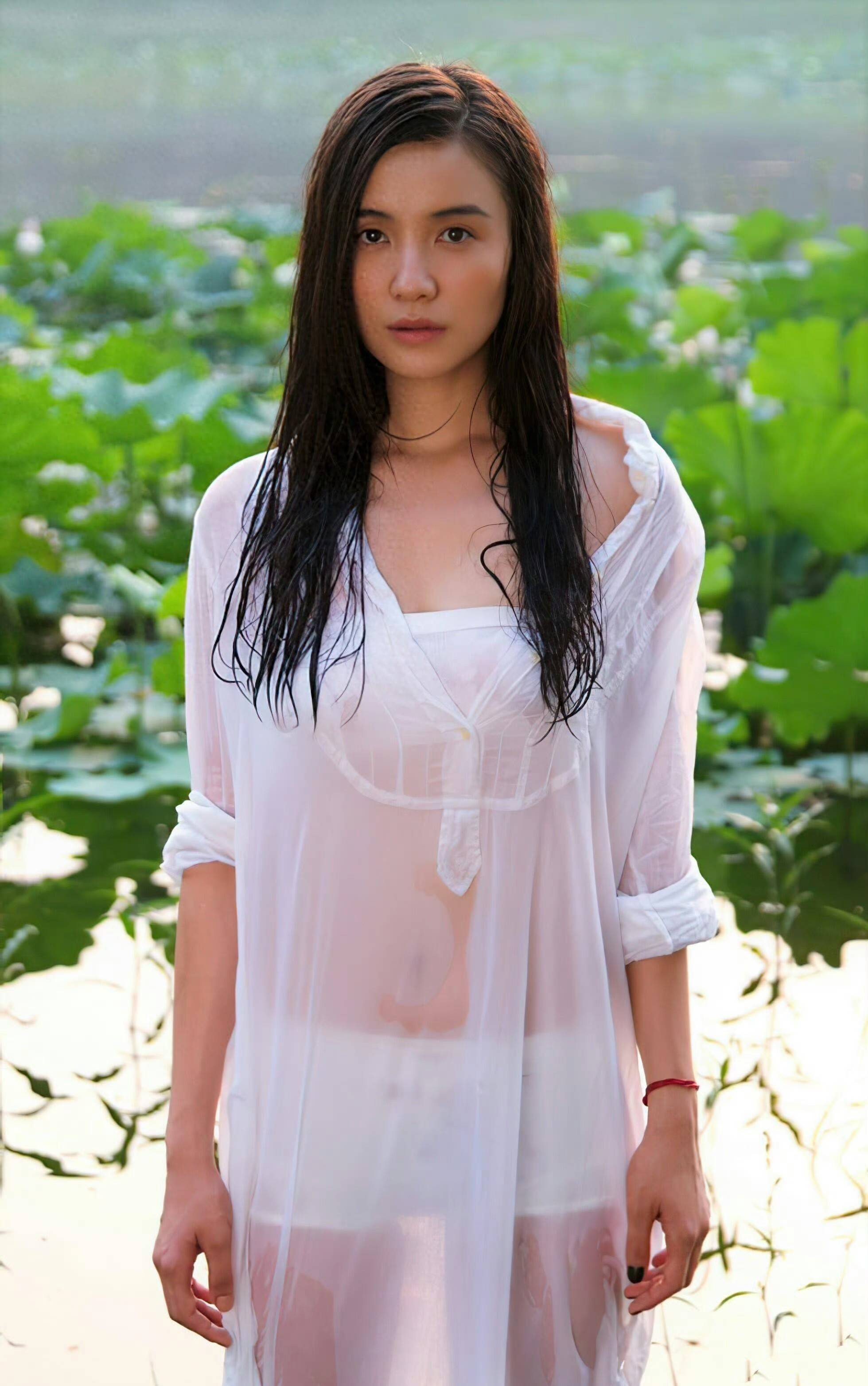 宋佳穿这么透拍写真不尴尬吗？