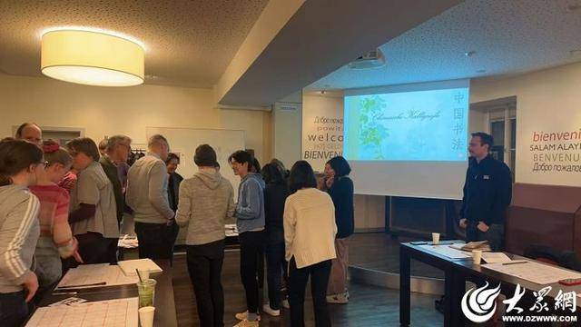 翰墨传情-山东留学生书法课堂架起文化桥梁