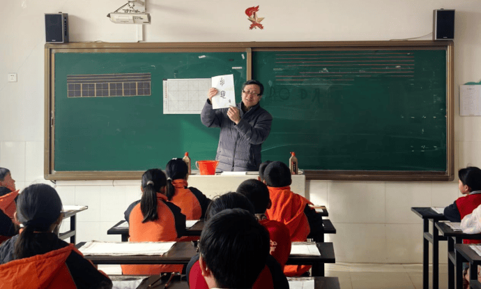 翰墨润童心，潍坊市基层文化建设指导员走进柳山小学开展书法培训