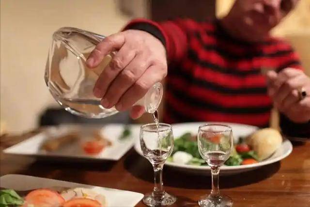 男性喝酒后，若经常出现5大反常，证明已不适合喝酒，尽快戒酒