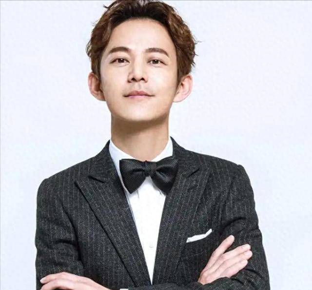 原创            51岁主持人何炅近况：无妻无子、与保姆相伴，如今终于与自己和解