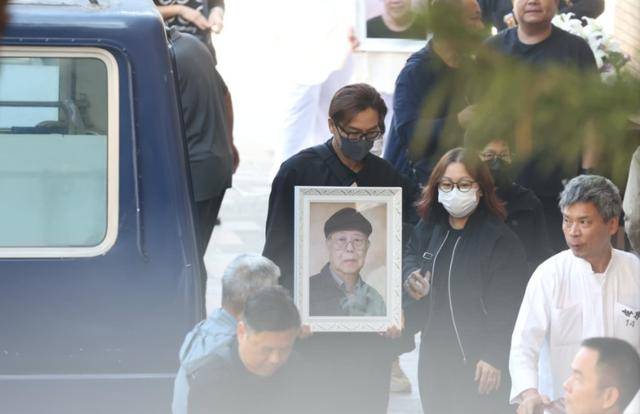 TVB知名视帝父亲离世，抱着父亲遗像满脸悲伤，妻子一做法被称赞